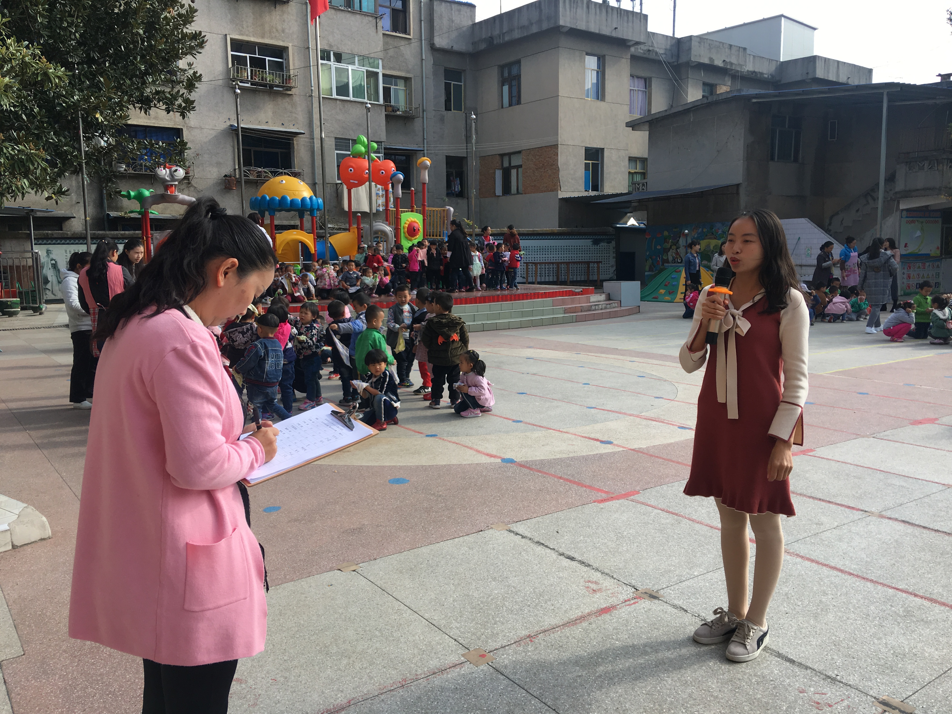 实幼教师汇报实到人数和人应到人数